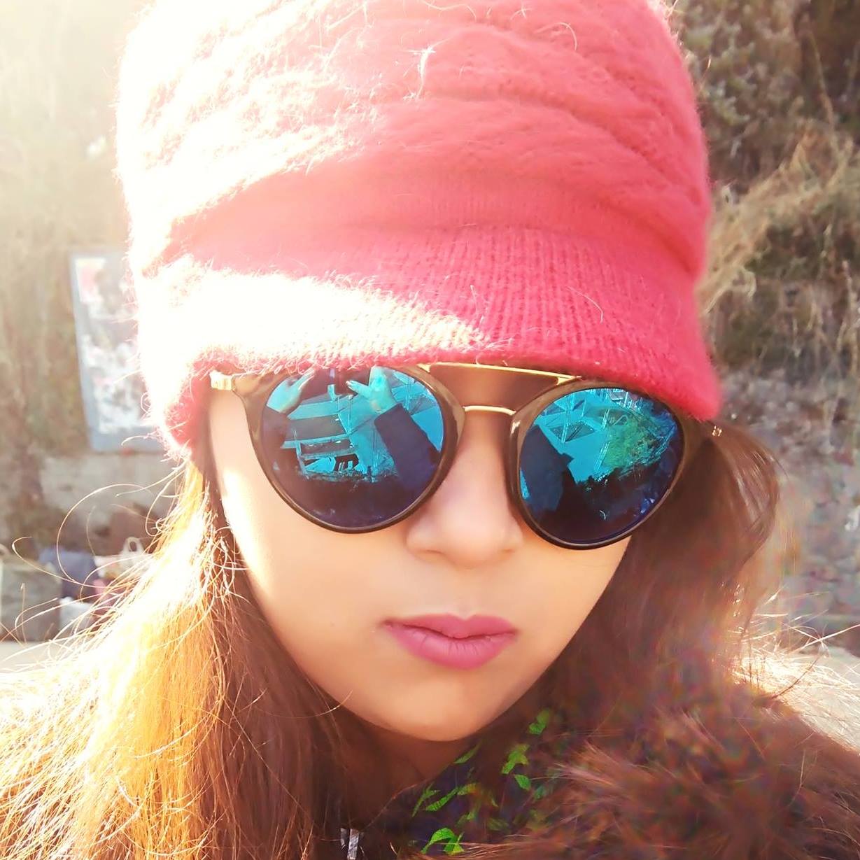 woman pink hat sunglasses